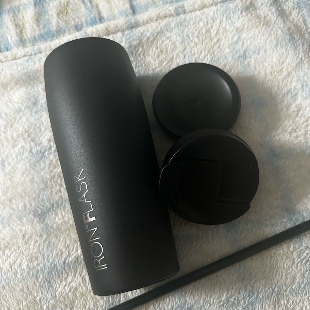 Iron Flask with two lids - Picture 4 of 5